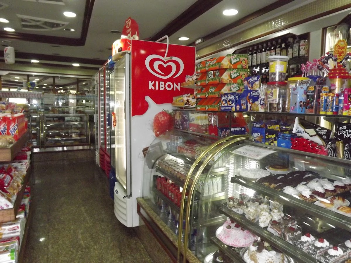 Interior da Padoka Panneteria com vitrines e produtos
