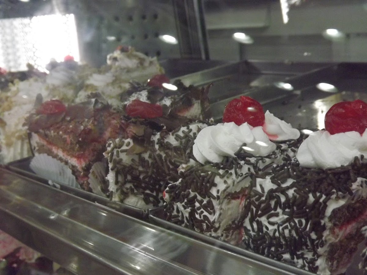 Vitrine de doces e confeitaria da Padoka Panneteria